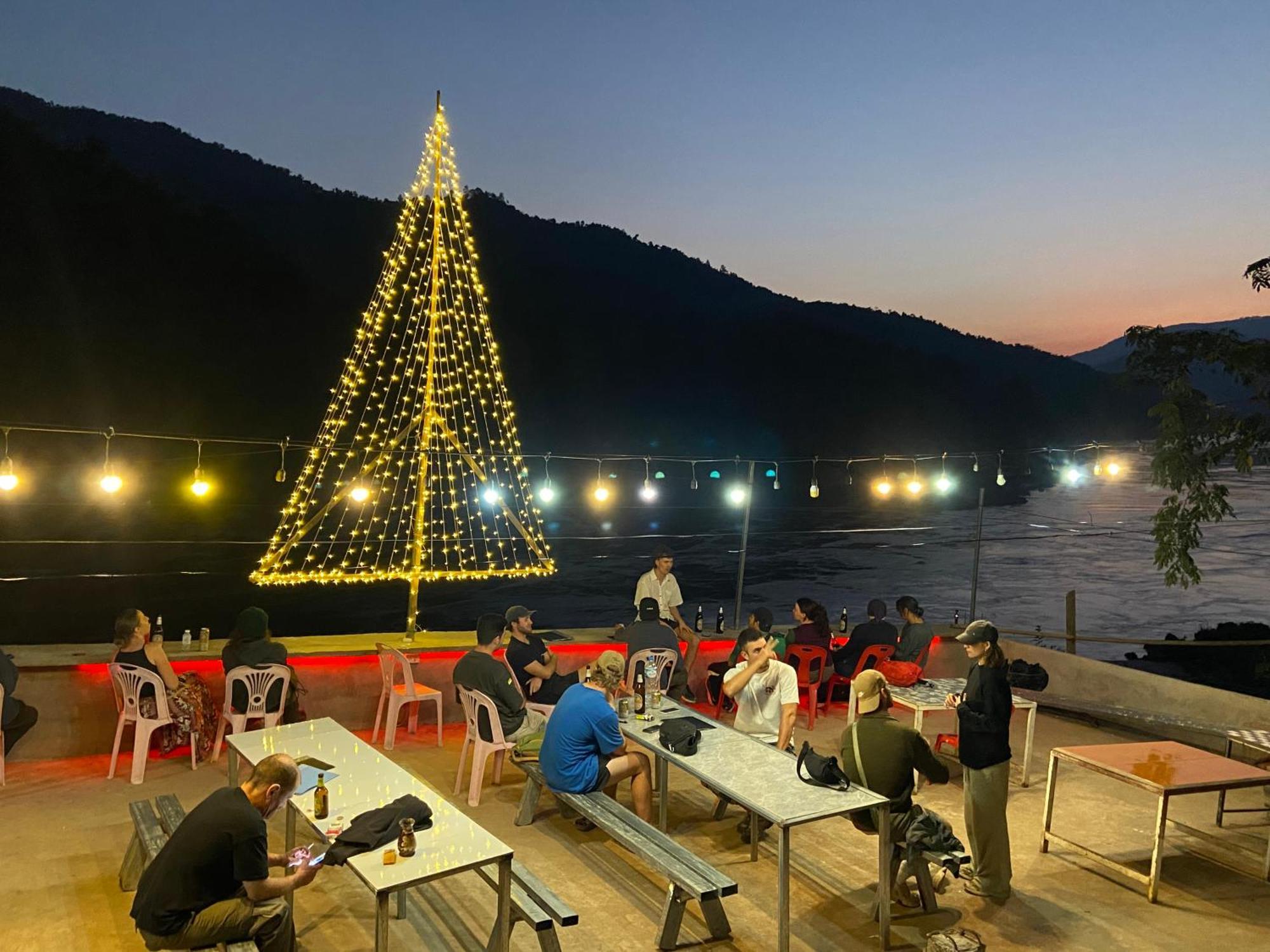 דירות Mekong Backpackers Muang Pakbèng מראה חיצוני תמונה